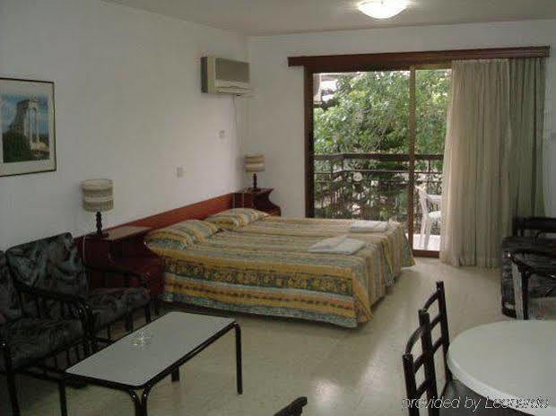 Crystallo Apartments Paphos Eksteriør billede